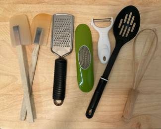 N133. Assortment of utensils; 7 pieces $2