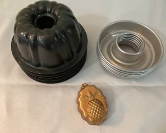K205 (11). Assorted baking molds $8