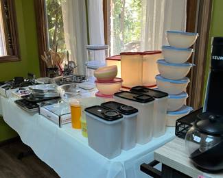 Great Tupperware selection in great condition.
