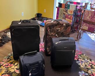 Luggage
Round Area Rug