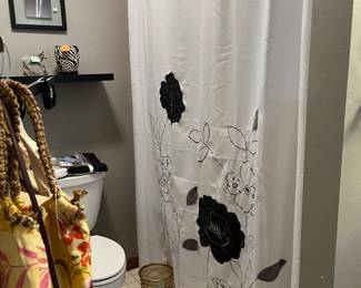 Shower curtain
Matching Accessories