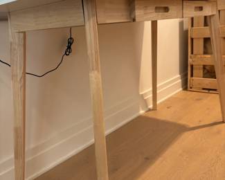Low profile desk