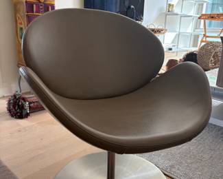 BoConcept Ogi swivel chair with soft leather