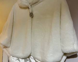 Nina Leonard White Faux Fur Cape – Size XL