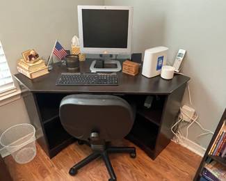 Corner desk $25