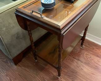 Vintage tea cart with removable tray $200