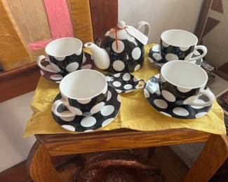 Polkadat tea set