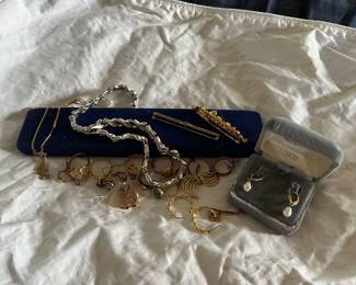 Gold jewelry including a 14kt Italian necklace (all jewelry is not located at the estate until the day of)