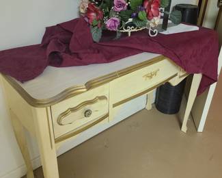 Desk/dresser