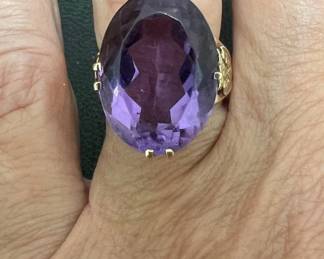 Art Nouveau 14kt gold oval amethyst ring with etched sides; size 6. Weighs 7.69g. Stone measures 20mmL x 15mmW x 10mmD