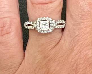 Princess cut diamond in 14kt white gold setting, center stone approx. 0.75ctw (0.4 center), Si-i clarity diamonds, size 7