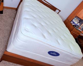 Bassett furniture - Mid-Century Bed with mattress & boxspring