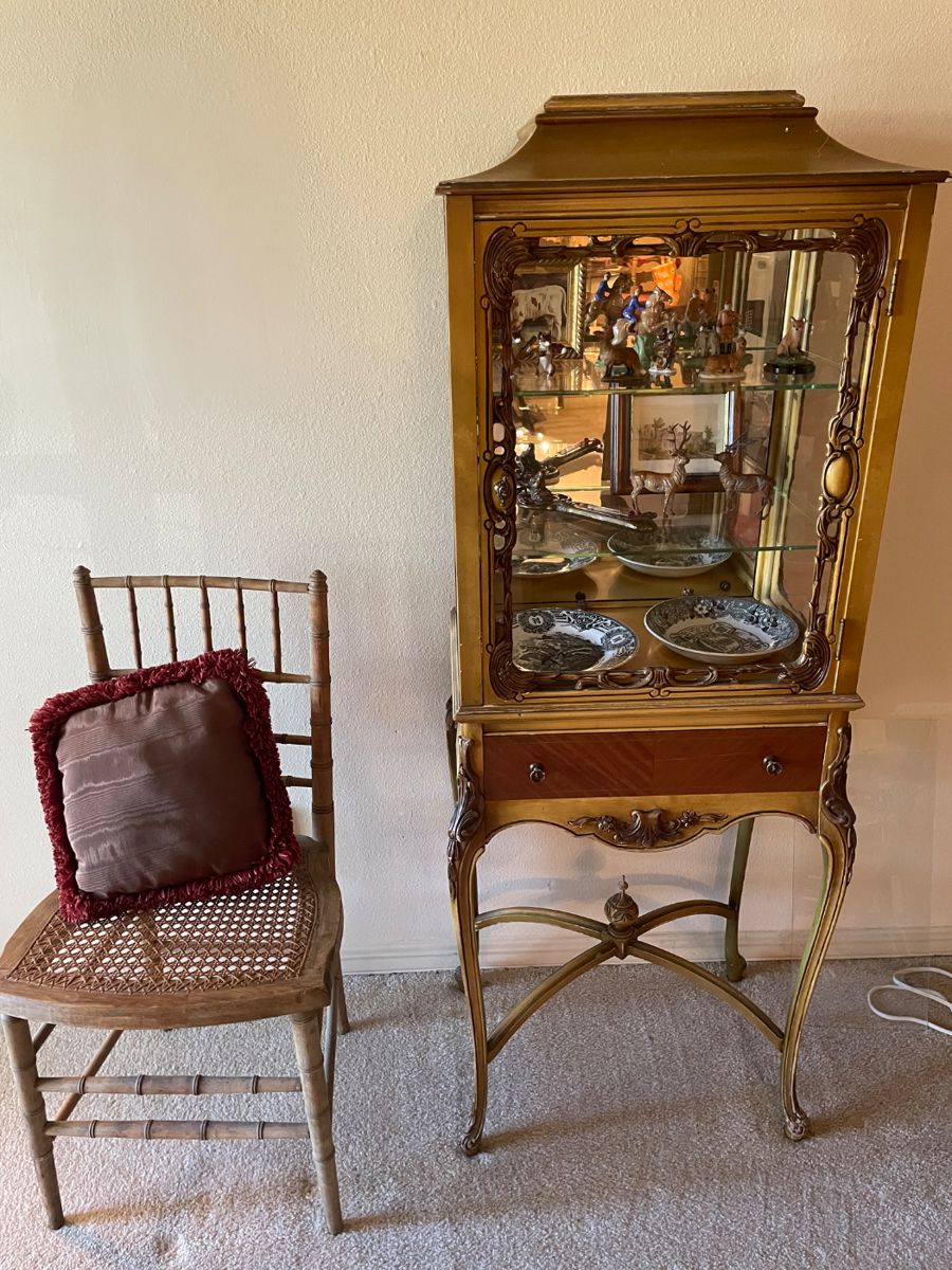 Precious French display cabinet
