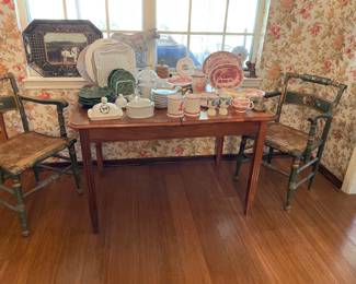 Pretty country primitive pine table - has one leaf