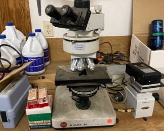 Leitz Dialux 20 trinocular microscope. 
