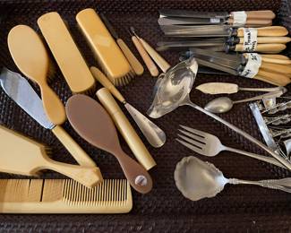 Celluloid and “Jules Pinault Paris” bone handles cutlery