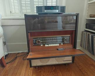 119 Vintage Magnavox Stereo Console 23x14x28