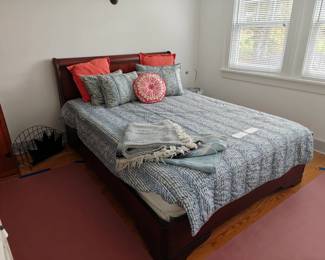 207 Queen Sleigh Bed 64x85x41
208 Queen Mattress