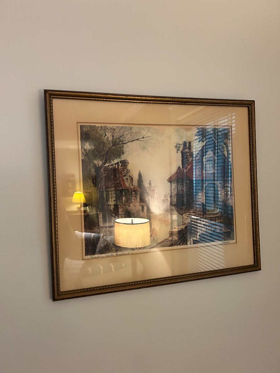 A lot of nice wall art.