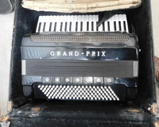 MONARCH World Class Free Base Accordion, Deluxe Hard Case, w/wheels, (Very Good Condition)
