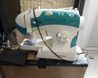 Singer Model 6038C Sewing Machine, very clean