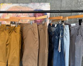 This lot features six (6) pairs of jeans and pants, new with tags. Some brands include, Kuhl, Prana, & DU/ER.
Sizes include:
Two (2): 26
One (1): 31
One (1): 8
One (1): 6
One (1): 0