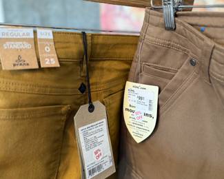This lot features six (6) pairs of jeans and pants, new with tags. Some brands include, Kuhl, Prana, & DU/ER.
Sizes include:
Two (2): 26
One (1): 31
One (1): 8
One (1): 6
One (1): 0