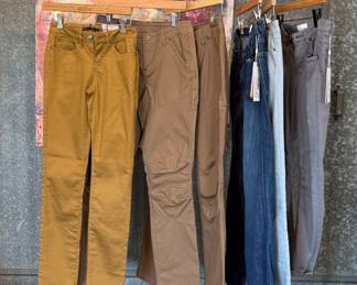 This lot features six (6) pairs of jeans and pants, new with tags. Some brands include, Kuhl, Prana, & DU/ER.
Sizes include:
Two (2): 26
One (1): 31
One (1): 8
One (1): 6
One (1): 0