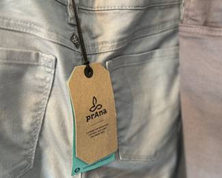 This lot features six (6) pairs of jeans and pants, new with tags. Some brands include, Kuhl, Prana, & DU/ER.
Sizes include:
Two (2): 26
One (1): 31
One (1): 8
One (1): 6
One (1): 0