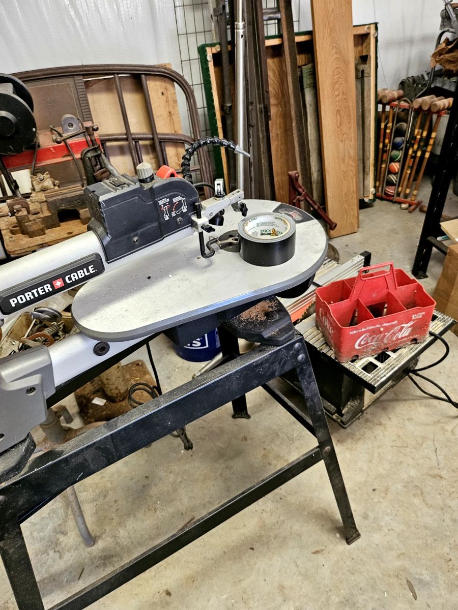 Scroll saw with table