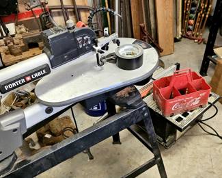 Scroll saw with table