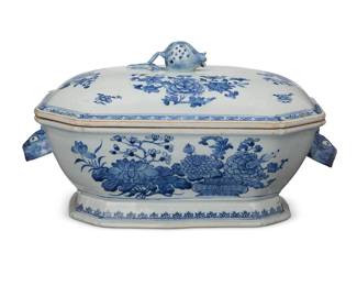 76
A Chinese Export blue and white porcelain tureen
Late Qing Dynasty (1644-1912)
The covered tureen with pomegranate finial and rabbit head handles, decorated with floral motifs
7.5" H x 13.75" W x 9" D
Estimate: $300 - $500