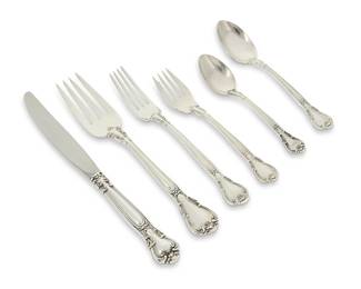 372
A Gorham sterling silver 'Chantilly' partial flatware service
20th century
Each marked for Gorham and for sterling
Comprising 5 dinner knives (9.25"), 6 butter spreaders (6.25"), 6 dinner forks (7.5"), 6 salad forks (6.5"), 4 oval soup spoons (6.75"), 6 teaspoons (5.875"), and 1 serving fork (8.625"), together with 1 associated sterling Gorham dinner fork from another pattern
35 pieces
Total weighable sterling: 32.6 oz. troy approximately
Estimate: $700 - $900