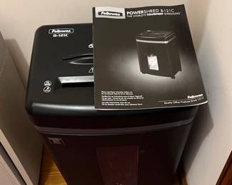 Fellowes B-121 C Shredder