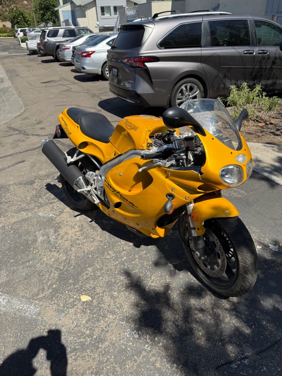 1997 Triumph Daytona 595 Triple injection. Clean Title $900 OBO
as is