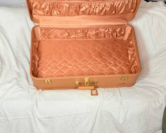 $75 OBO
STARLINE VINTAGE LUGGAGE
1950’s most popular and desired by everyone. Hardshell with soft elegant design. No marks or signs of use