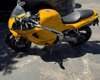 1997 Triumph Daytona 595 Triple injection. Clean Title $600 OBO
as is
