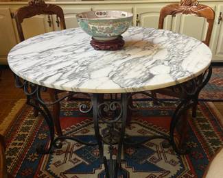 Round table with iron base and marble top
