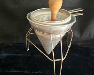 4 piece vintage colander set