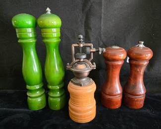 Vintage salt and pepper grinders, green pair marked Japan