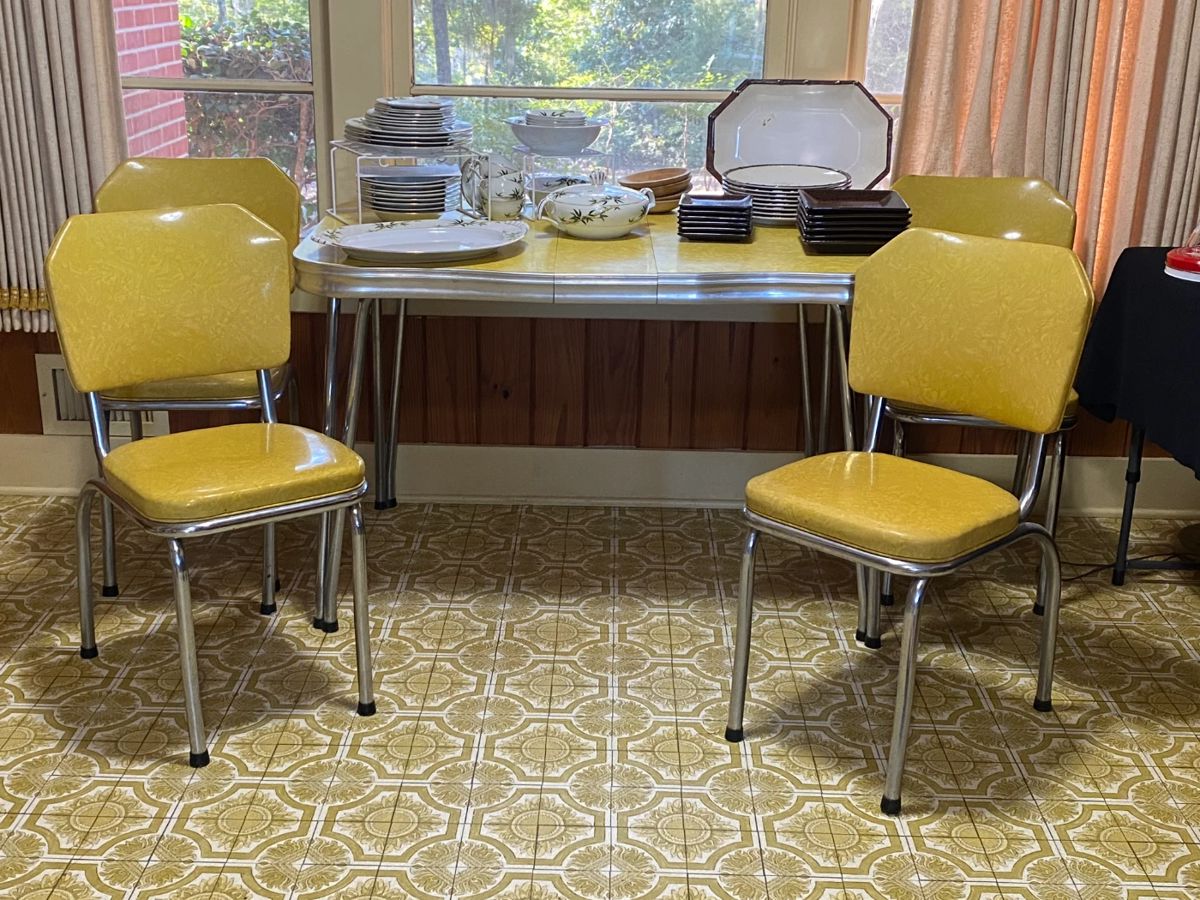 Midcentury chrome table with 4 chairs and a leaf. Excellent condition!