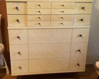 chest of drawers