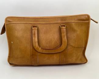 Vintage Coach Portfolio Style Leather Brief Case. Suede interior, MADE IN USA, H: 11 1/4", w: 16 1/2", d: 3"
CONDITION: exterior with wear from use, stains