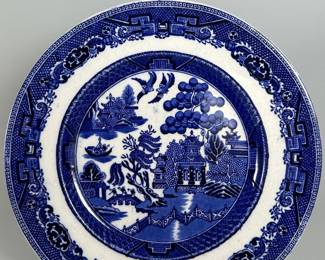 Antique English Royal Staffordshire Pottery 'Ye Olde Blue Willow' Dinner Plate. Diameter: 10 inches