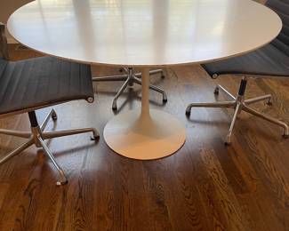 Eero Saarinen Tulip table
