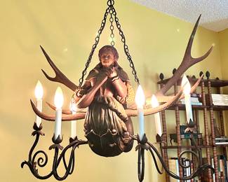Lüstermännchen Polychrome Wood & Stag Antler Chandelier