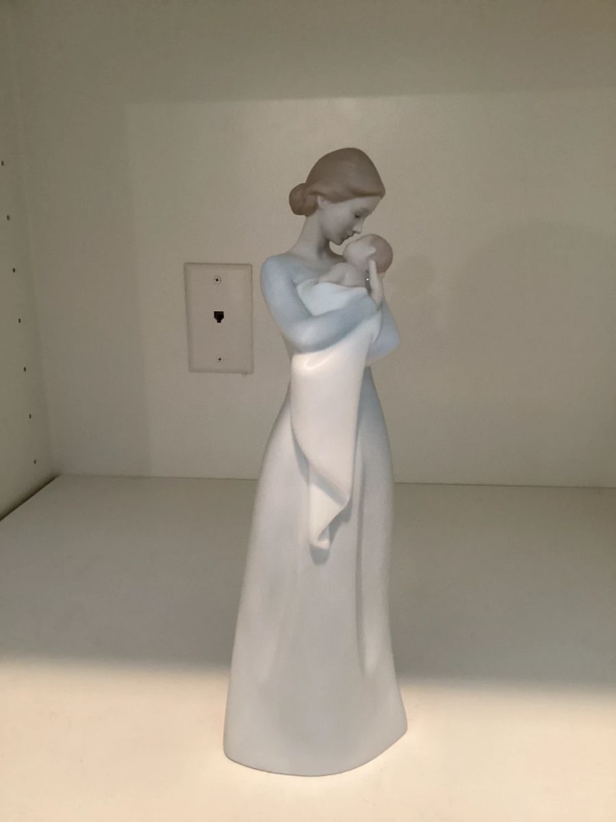 Lladro A Mother s Embrace Porcelain Figurine