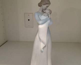 Lladro A Mother s Embrace Porcelain Figurine