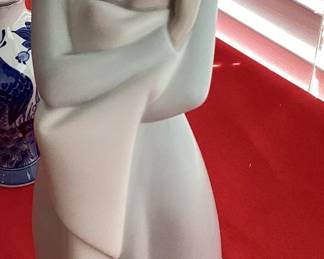 Lladro A Mother's Embrace closeup