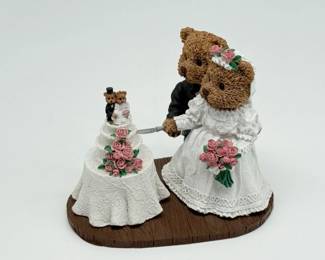 46 Vintage1999TheWindsorBearsAndtheBrideCutstheCakeFigurine
